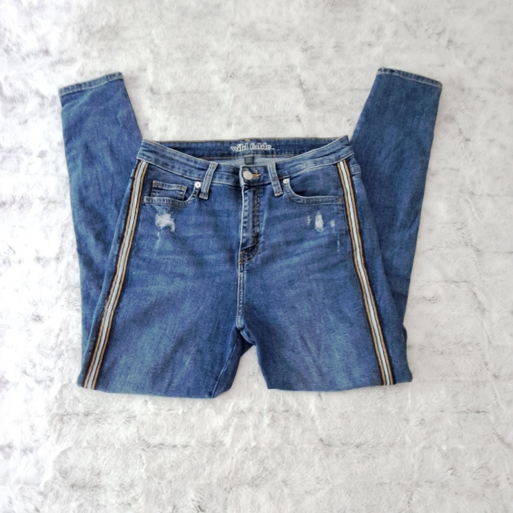 Wild Fable medium wash high rise distressed skinny jeans. Size 6/28R.